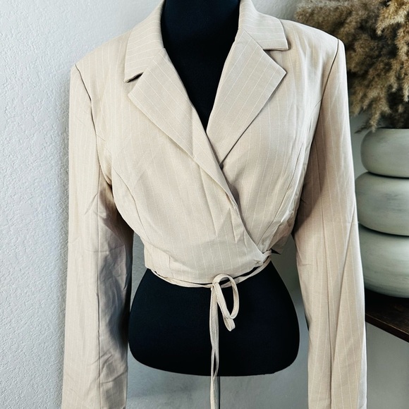 Fashionnova Cropped Blazer NWT - Picture 3 of 3